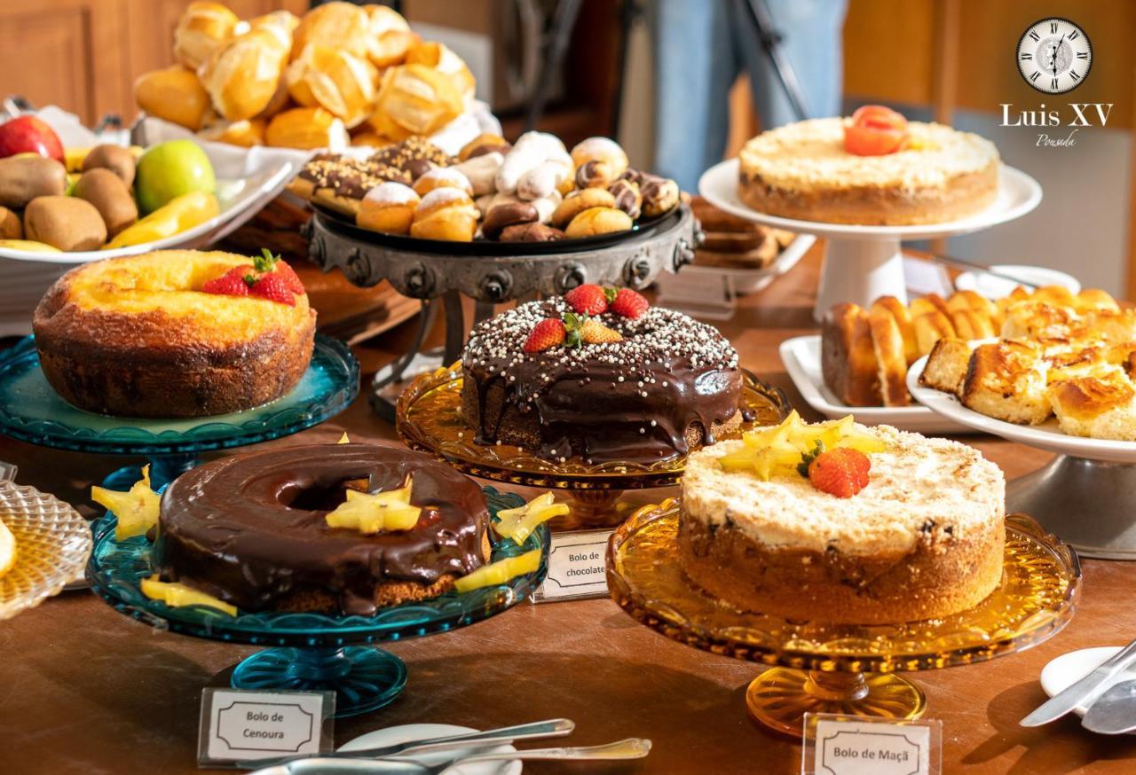 Pousada Luis XV Campos do Jordao Luaran gambar A selection of cakes