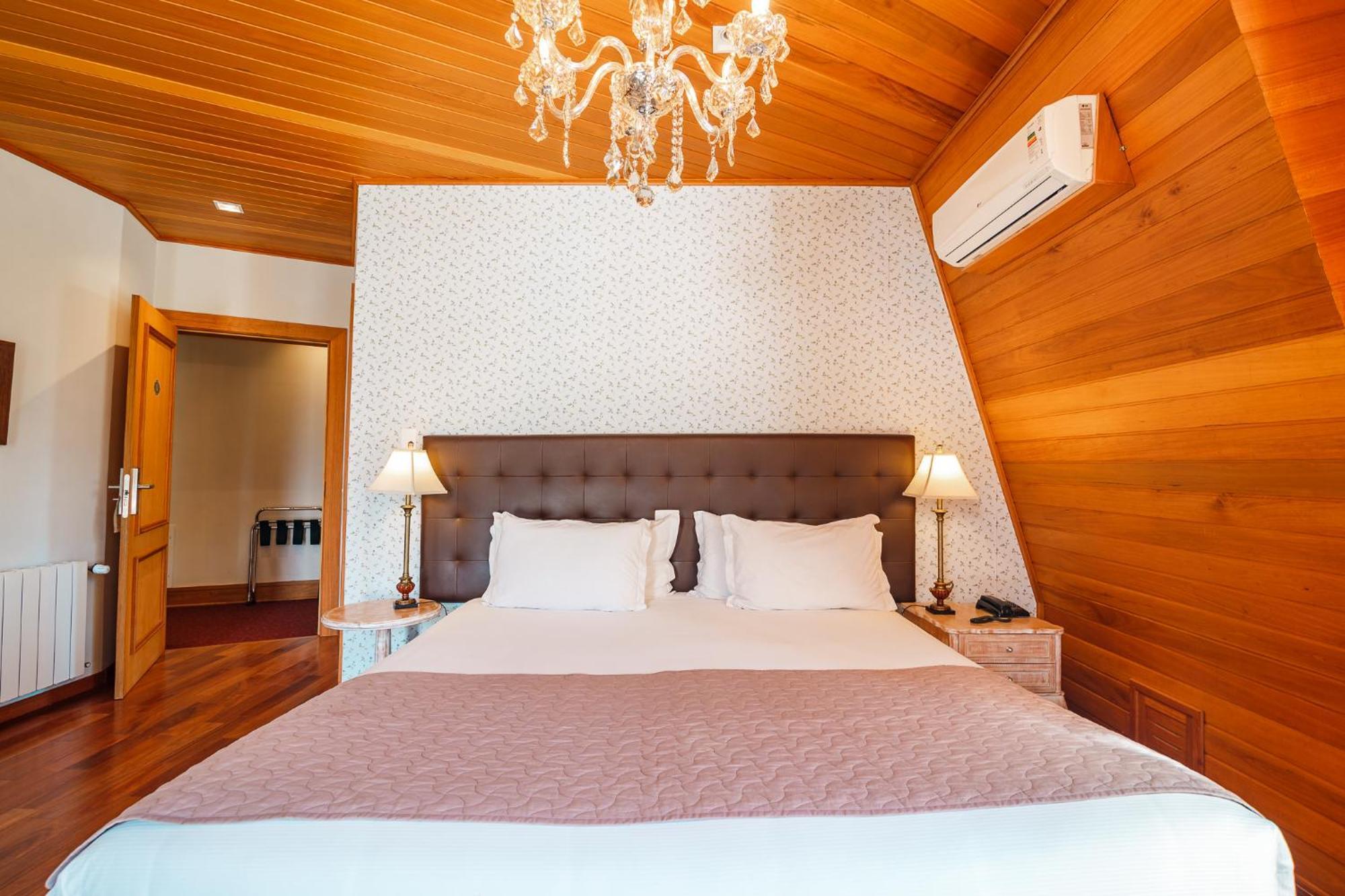 Pousada Luis XV Campos do Jordao Luaran gambar A bedroom at the hotel